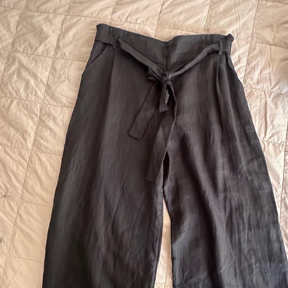 Ava Sky Black Capris
